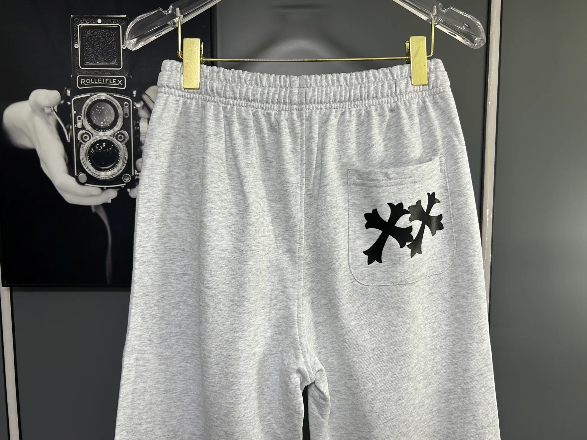 P220 Chrome Hearts 25 new colorful cross-mark loose straight trousers 2025 autumn and winter new embroidered elastic band casual trousers, customized fabrics at the counter. Made of 400g high-version terry fabric, with high breathability and comfort, impeccable details, no pilling and no deformation, brand element design concept, reflecting high quality. It feels delicate and soft! It presents casual tailoring, the same style for men and women, and the upper body shape is awesome! Size: S M L XL Color: Gray